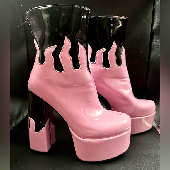 Pink and black flame 🔥 platform boots. - Picture 1 of 6